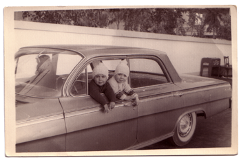 Nidal en Hanna in Bassams auto voor hun huis in Nabloes, 1965.